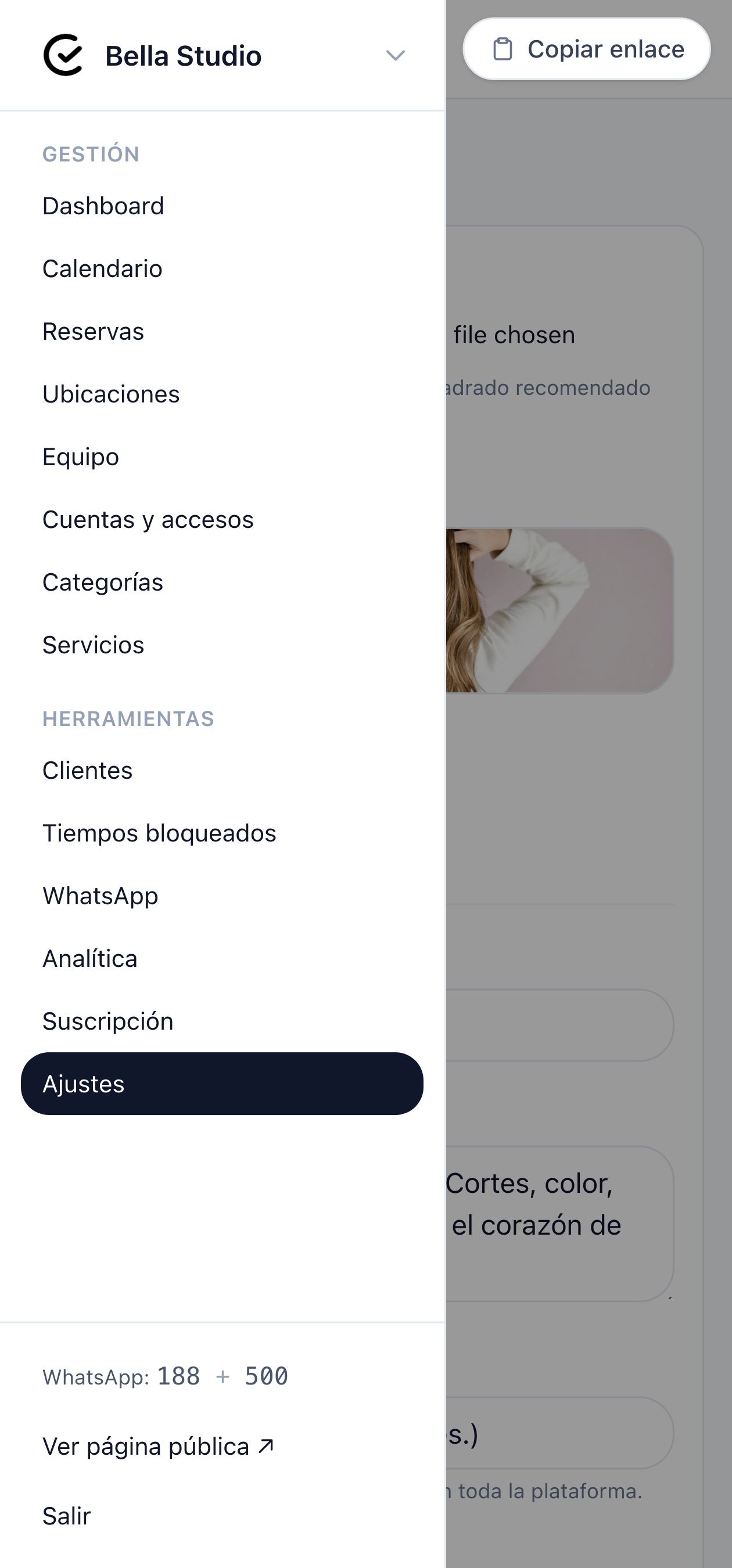 Menú lateral móvil con la opción “Ajustes” resaltada al final
